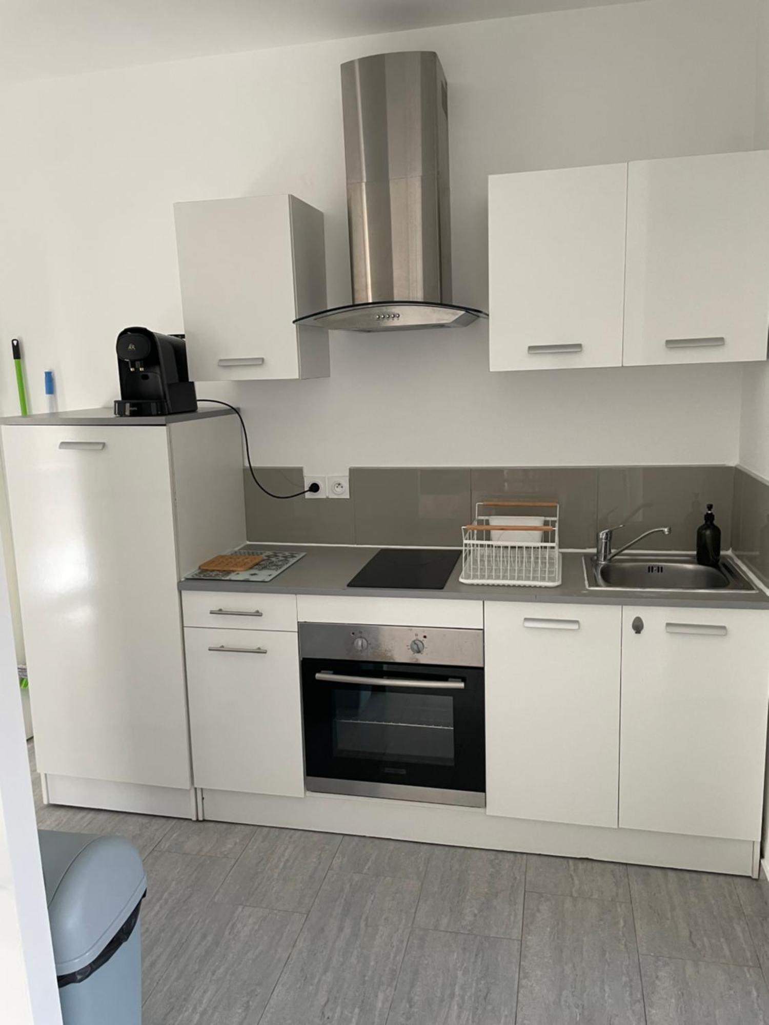 Appartement T2 Avec Terrasse Et Cour 卡瓦永 外观 照片