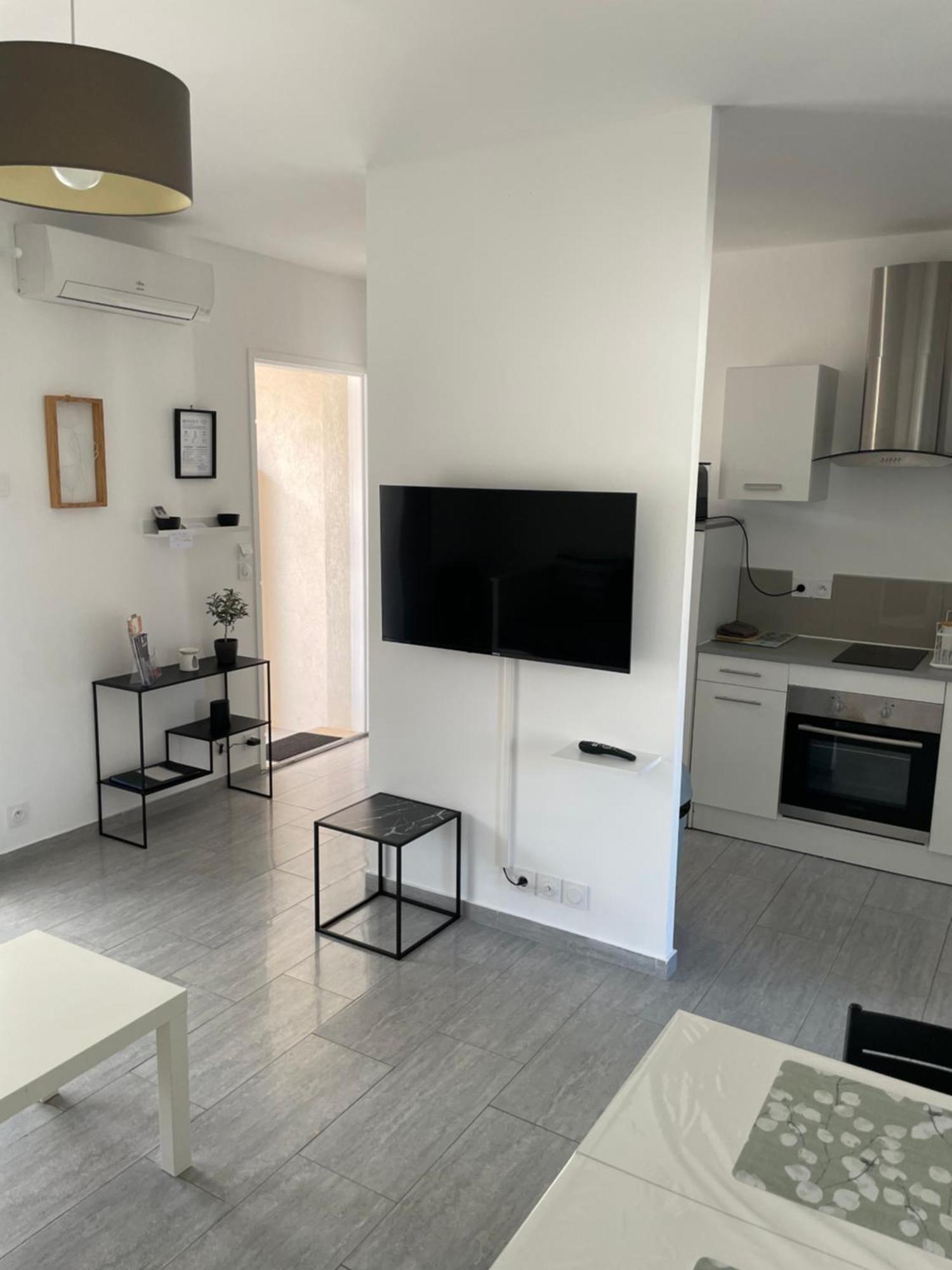 Appartement T2 Avec Terrasse Et Cour 卡瓦永 外观 照片