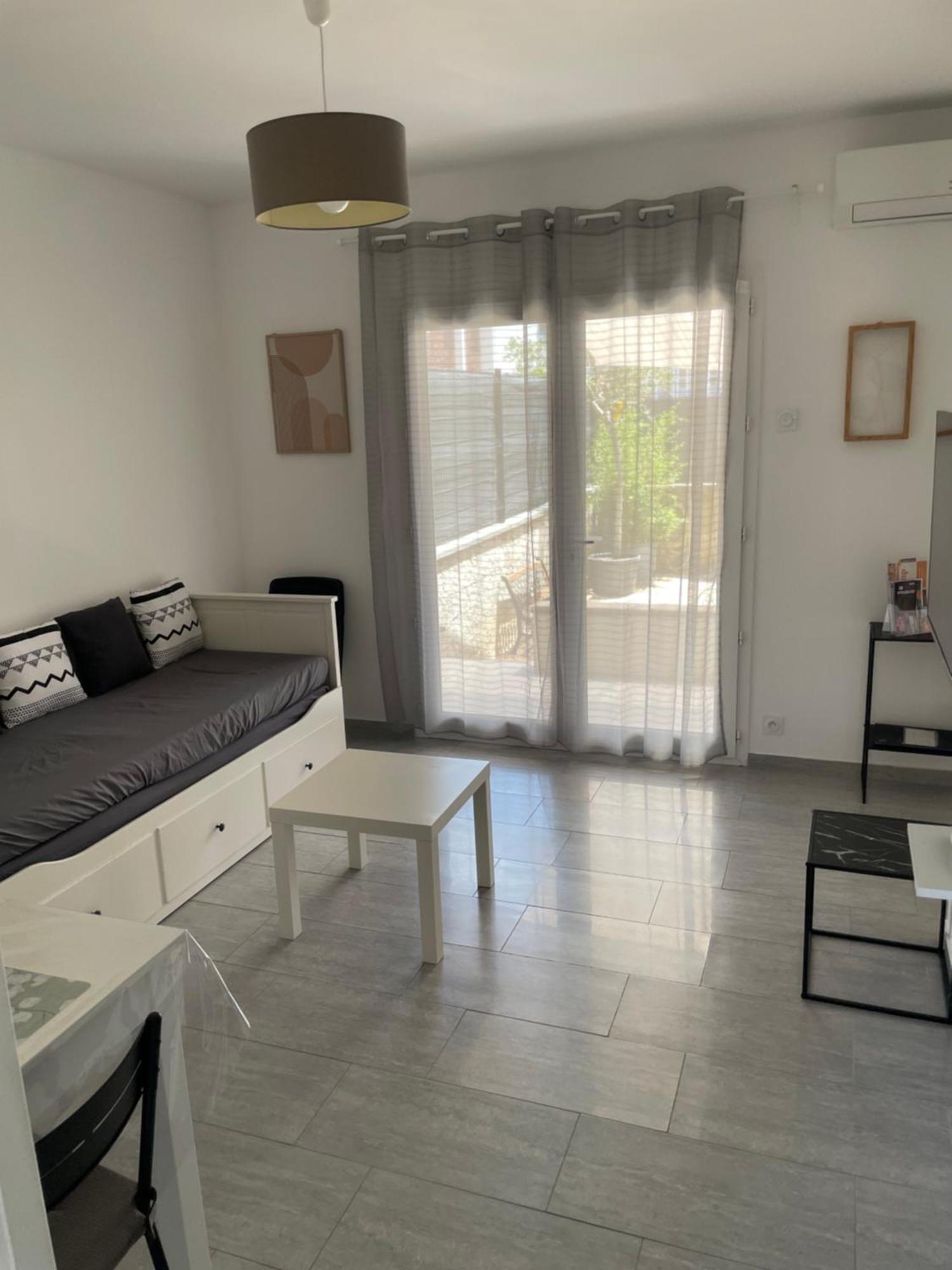 Appartement T2 Avec Terrasse Et Cour 卡瓦永 外观 照片