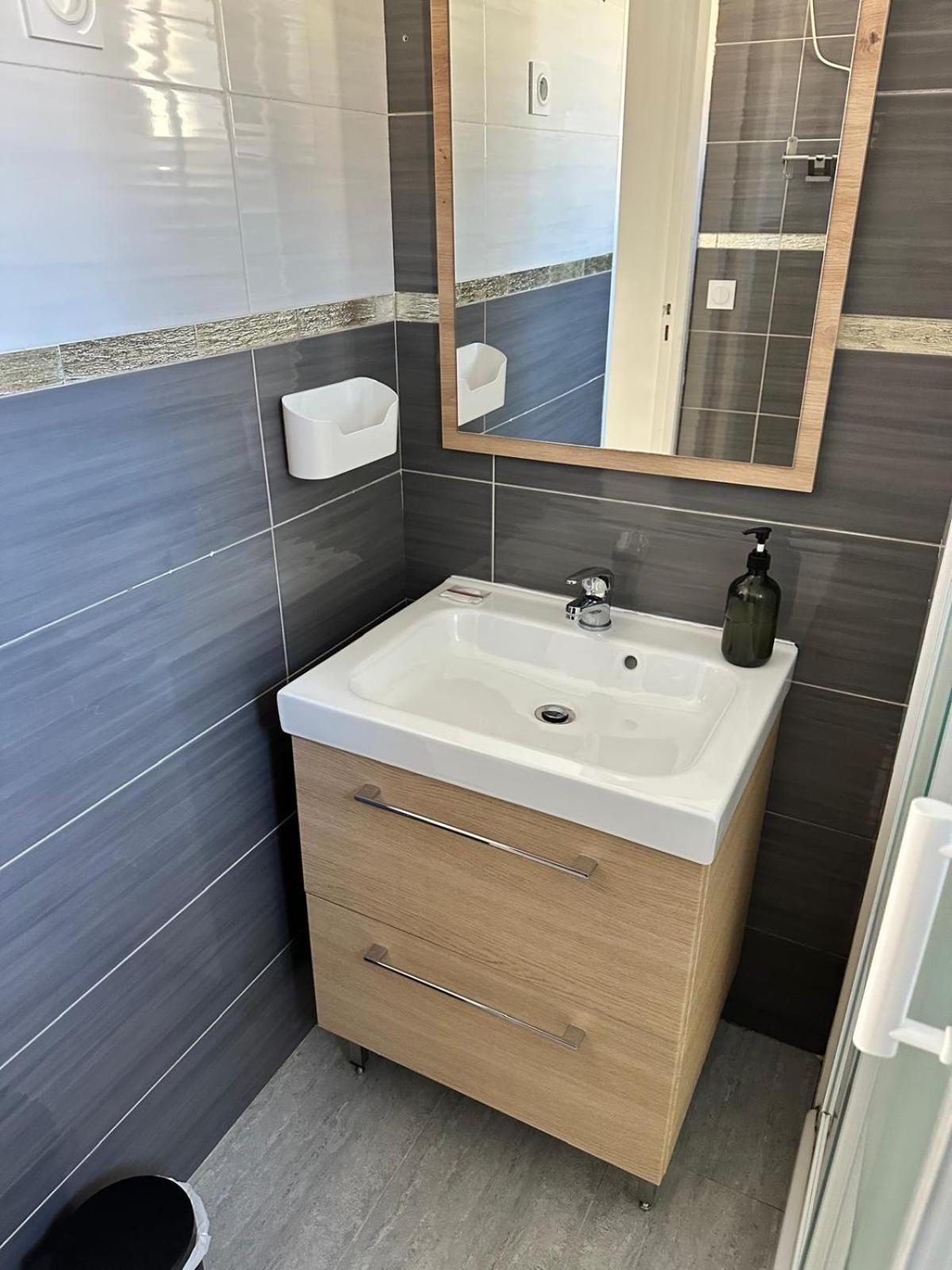 Appartement T2 Avec Terrasse Et Cour 卡瓦永 外观 照片