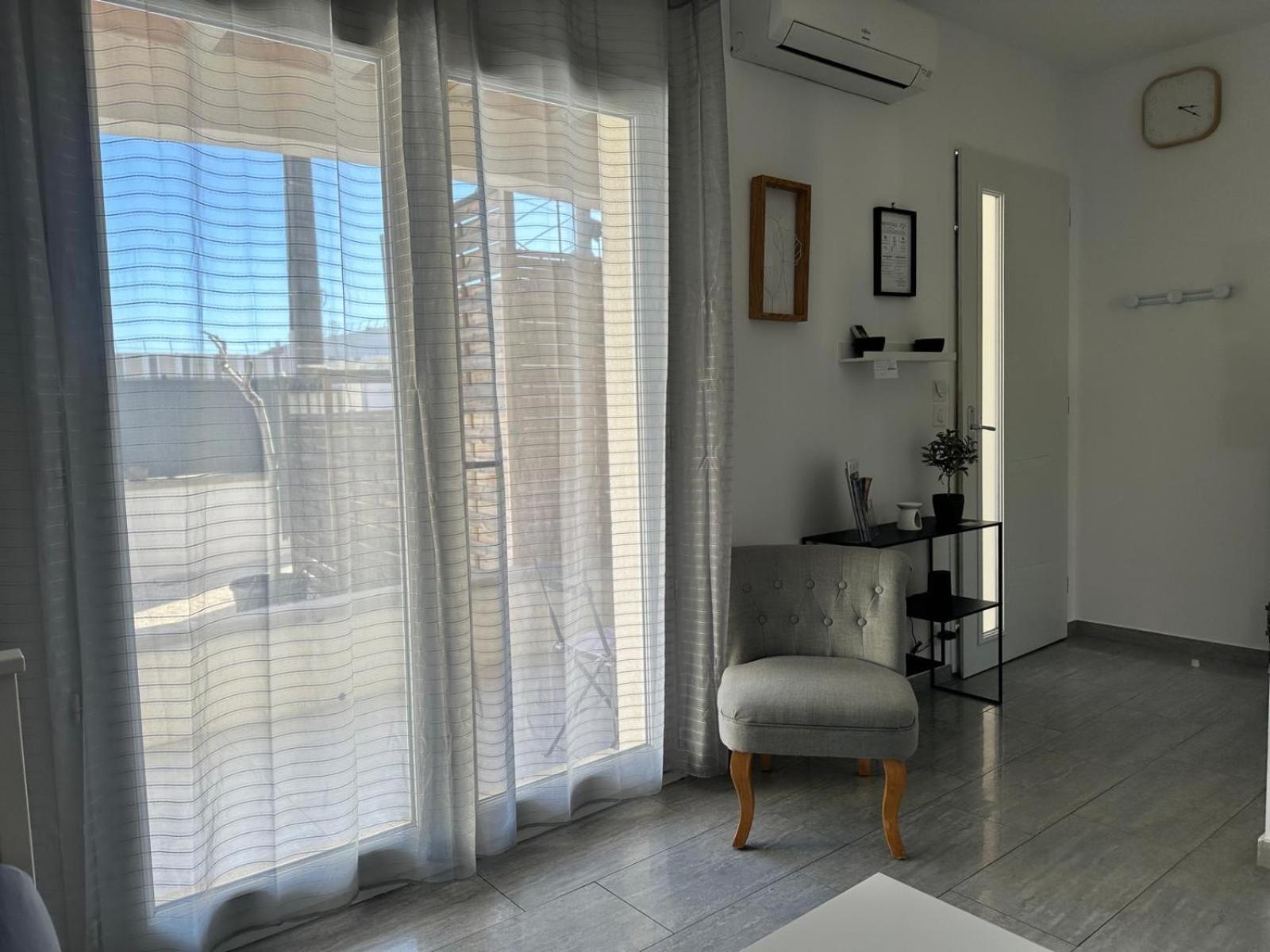 Appartement T2 Avec Terrasse Et Cour 卡瓦永 外观 照片