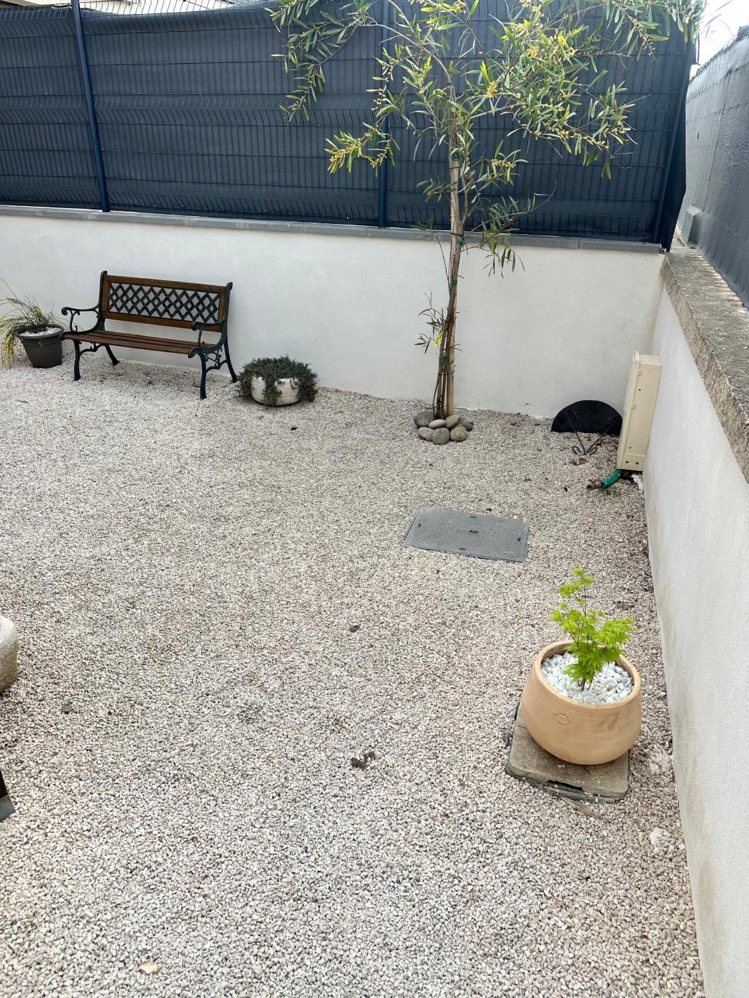 Appartement T2 Avec Terrasse Et Cour 卡瓦永 外观 照片